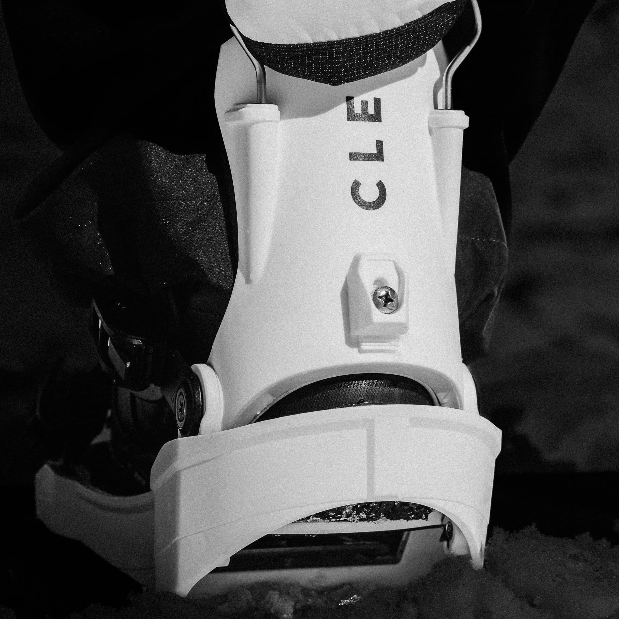 Clew Independence 1.0 binding close-up