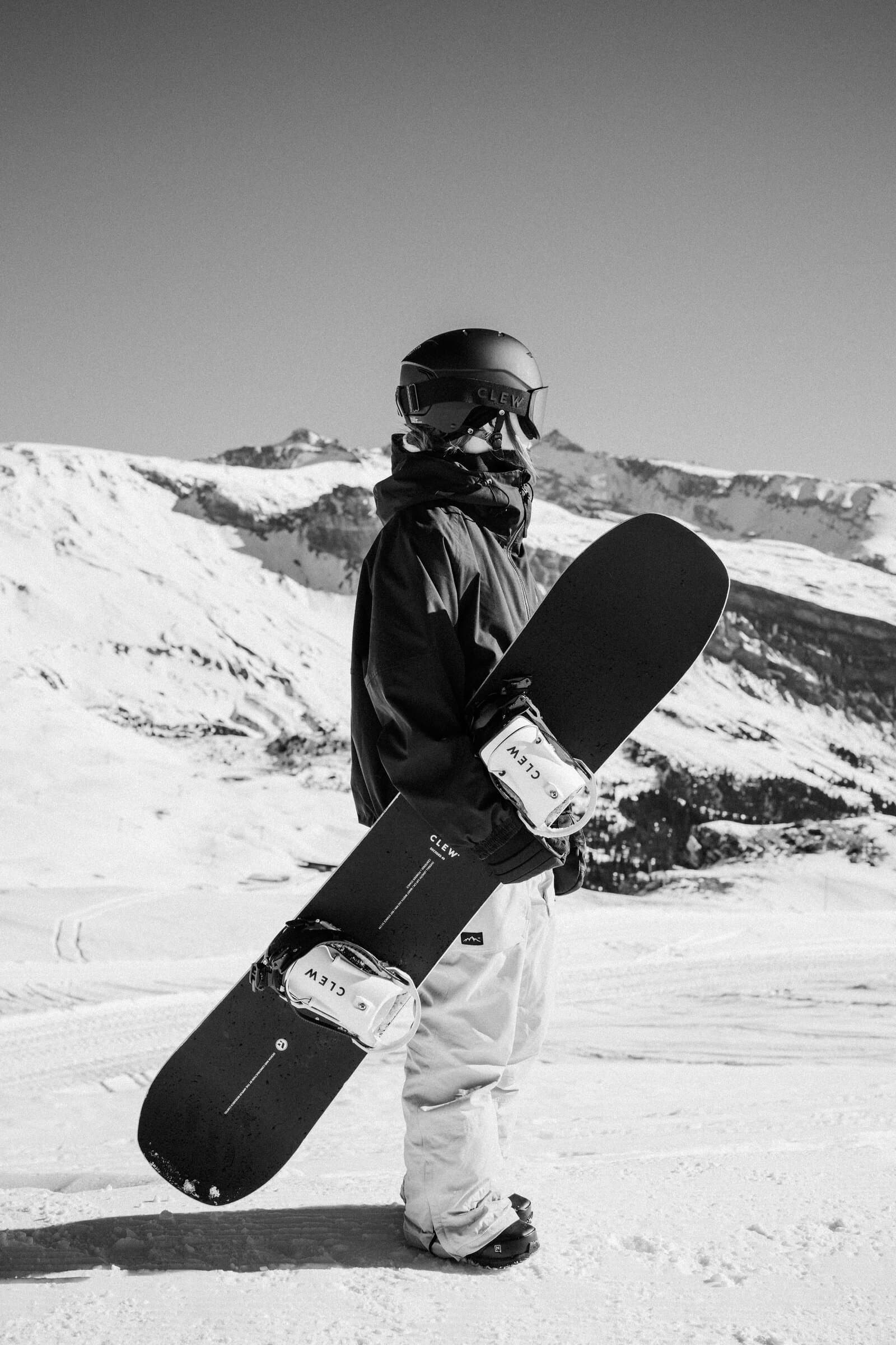 Snowboarder with Clew snowboard in the mountains