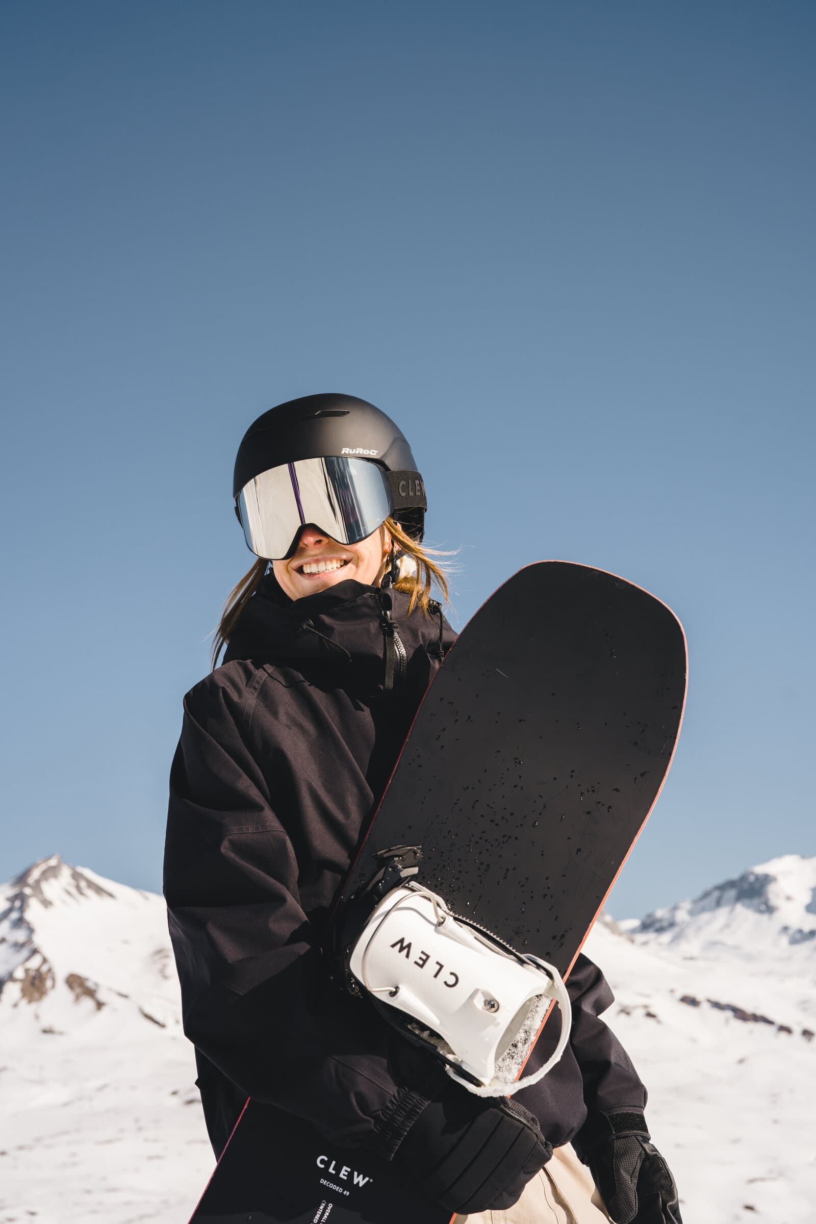 Happy snowboarder with Clew bindings enjoying the mountain
