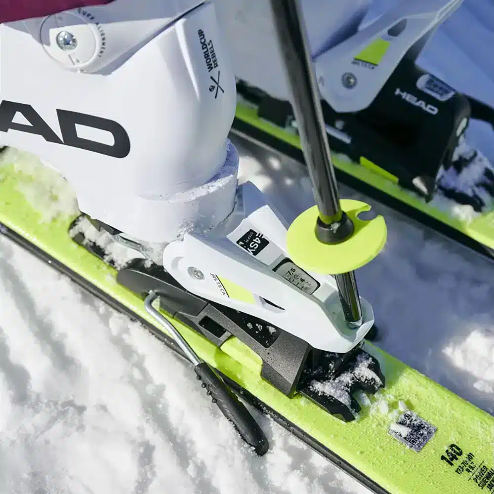 Skiër in actie op de piste – Head-uitrusting